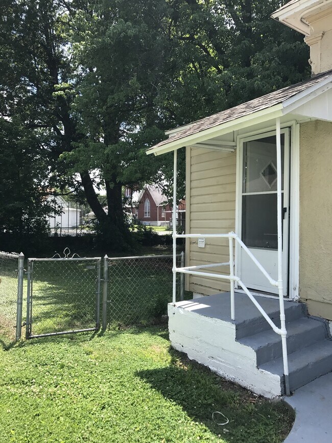Building Photo - Available Now! 3 Bedroom Home with a Fence...