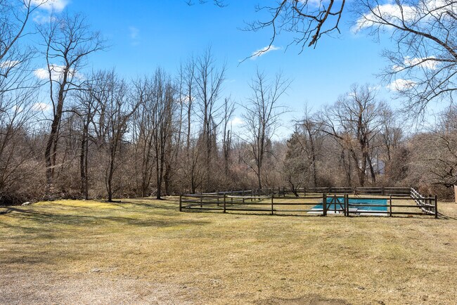 Foto del edificio - 112 Chestnut Land Rd