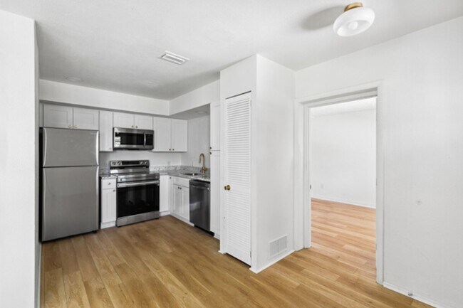 Foto del edificio - LEASE TERMS NEGOTIABLE Newly Remodeled One...