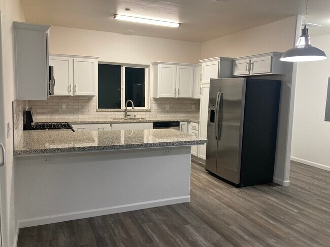 ¡Cocina con nevera incluida! - 3928 S Burke St