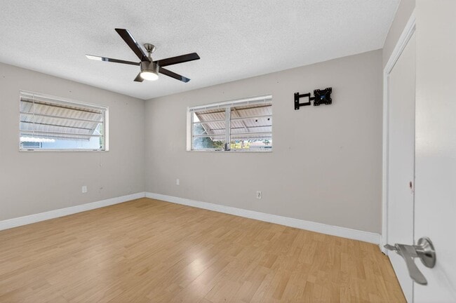 Building Photo - 6219 SW 20th Ct