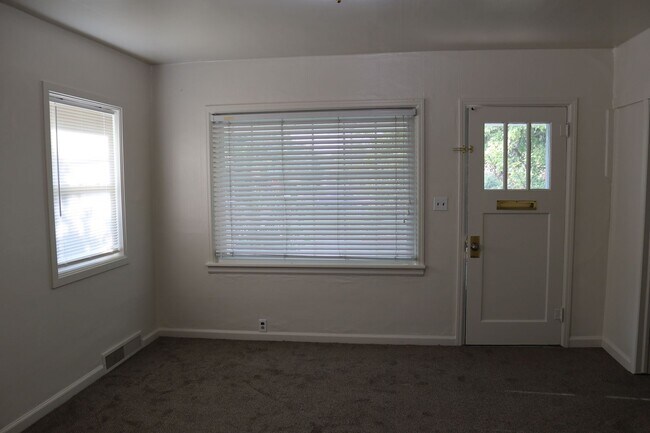 Foto del edificio - 6 bedroom 2 bath home