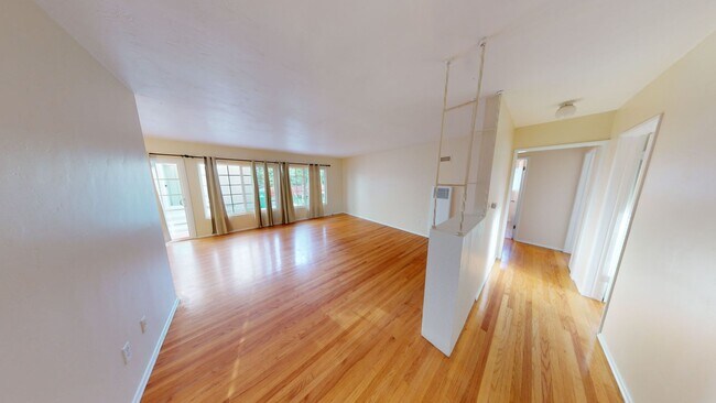Building Photo - 4 Bedroom House on Leo with Garage!