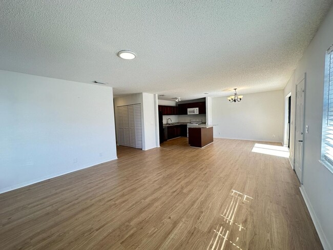 Building Photo - 556 Holly Dr