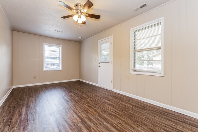 Building Photo - 1011 Hillwood Dr SW