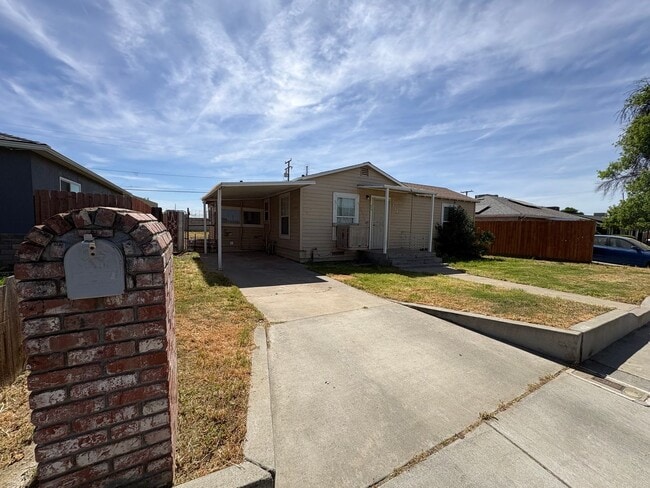 Building Photo - Cozy Hanford Home Available Now!