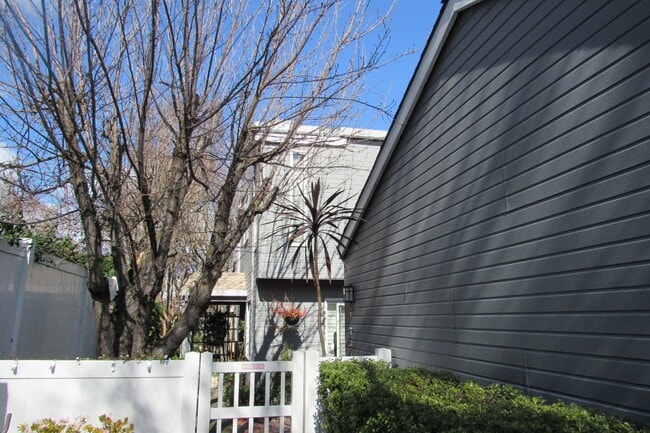 Foto del edificio - Beautiful 3 Bed/2.5 Bath Townhome