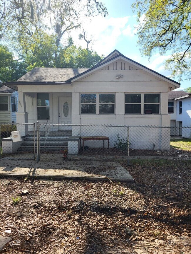 Building Photo - Fully Renovated 3/1 first floor single fam...