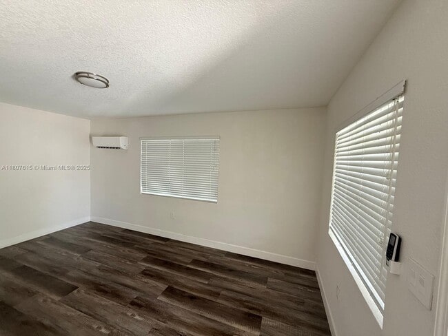 Building Photo - 600 NW 23rd Pl