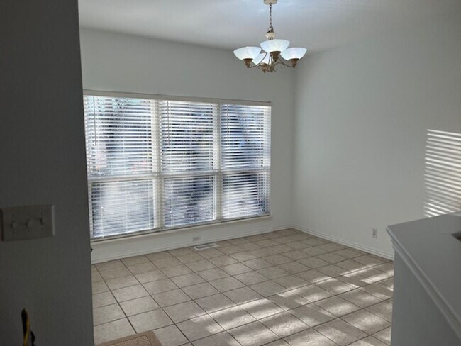 Building Photo - Great 3 Bedroom close to biking, hiking tr...