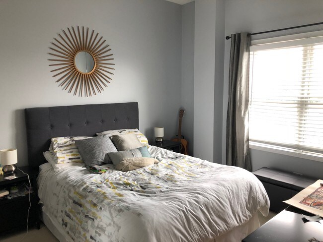 Dormitorio con mucha luz natural - 437 W North Ave