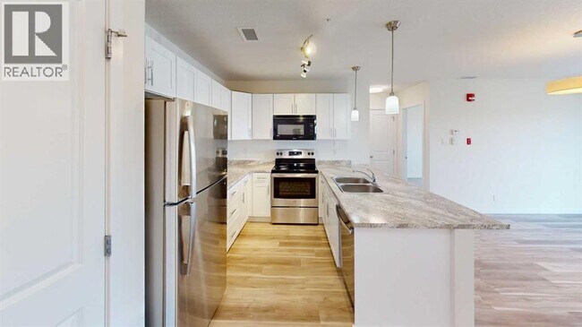 Photo du bâtiment - 10101-10101 101 Ave