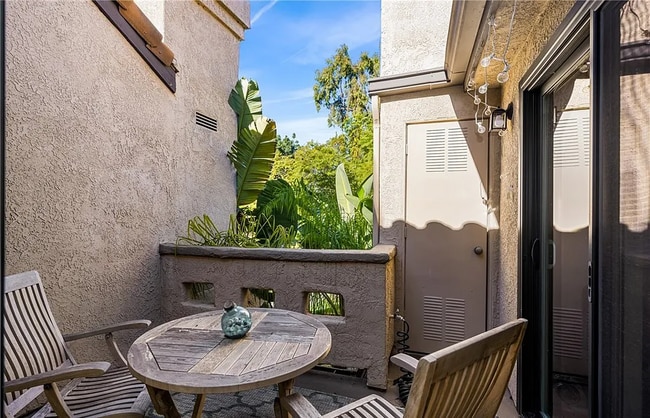 Foto del edificio - This beautiful, spacious 1-bedroom upper l...
