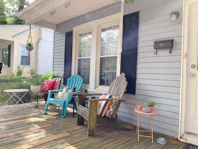Building Photo - 3 Bedrooms 2 Full Bathrooms with fenced in...