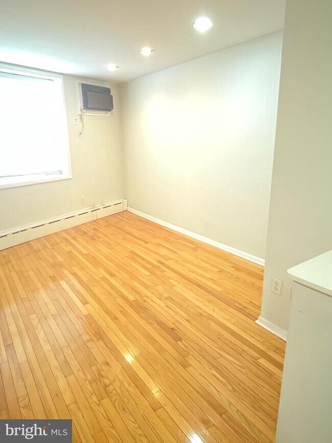 1117 W Moyamensing Ave Unit 2, Philadelphia, PA 19148 Room for Rent