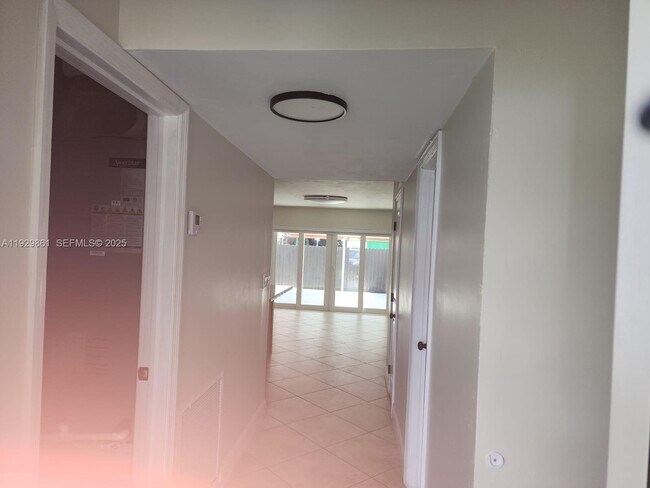 Foto del edificio - 6855 W 2nd Ln