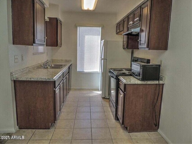 Foto del edificio - 10610 S 48th St