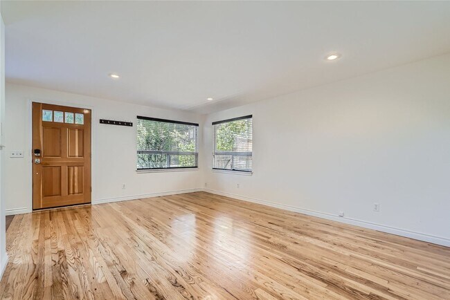 Building Photo - Charming one-level cottage in Madison Valley!