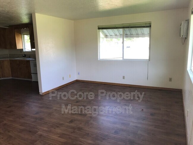 Building Photo - 132 N Canyon St