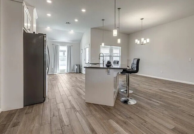 Building Photo - Spacious 4BR House in WELL DESIRED COMMUNITY