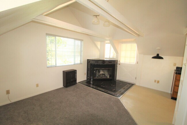 Building Photo - Charming Studio Home /Den & Small Yard!