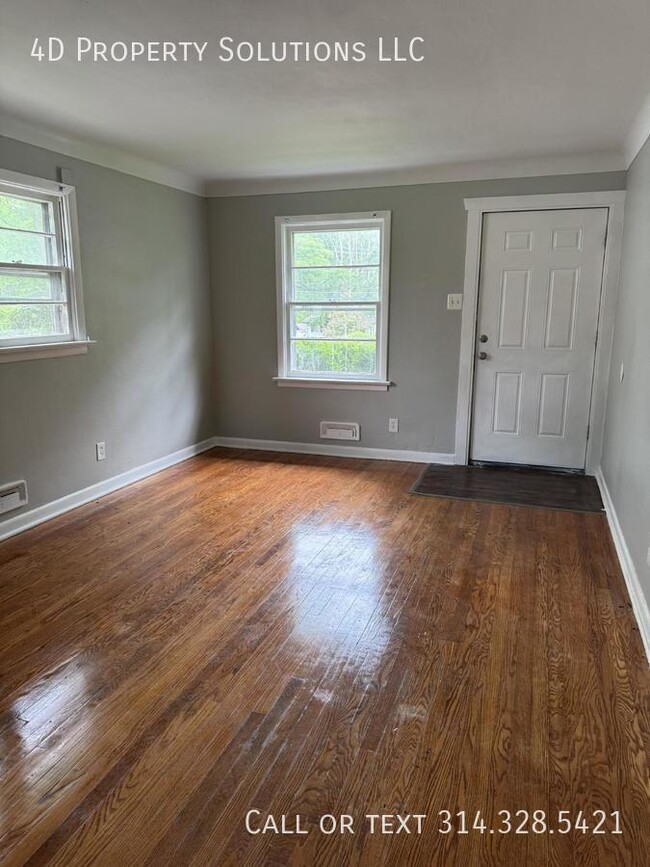 Building Photo - Move-In Ready! Lovely 3-BR Family Home in ...