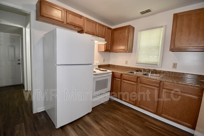 Building Photo - 2426 Dundeen St