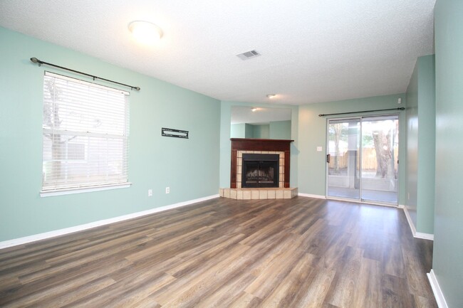 Foto del edificio - 2 Bed, 2 Bath 1st Floor Condo Near Pensaco...