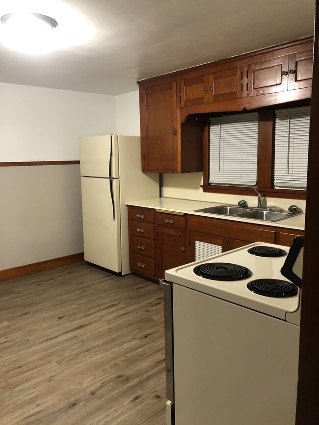 Kitchen - 323 W Wheeler Ave