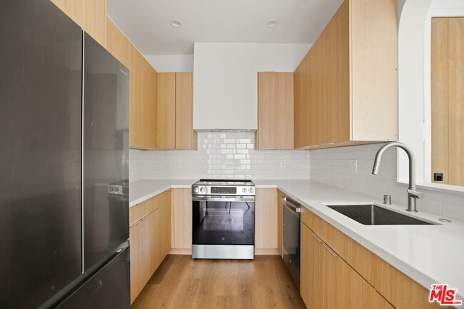 Foto del edificio - 2671 Benedict St