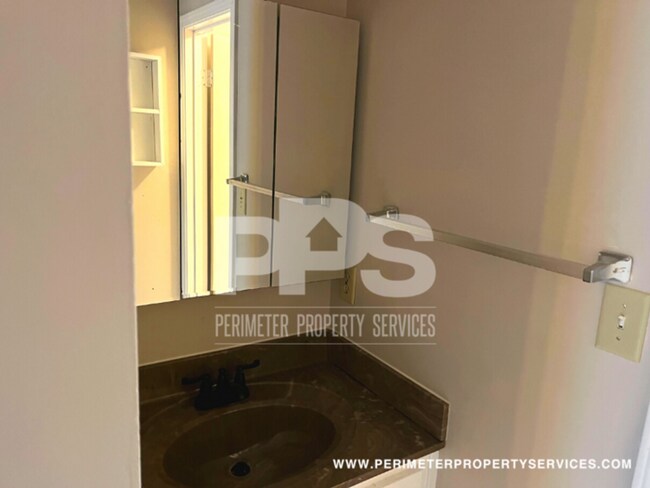 Building Photo - New Year's Move-in Special! $150 OFF your ...