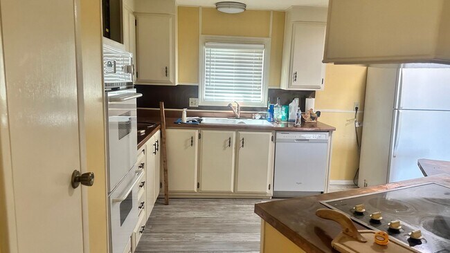 Building Photo - ~2 Bedroom 2 Bath Home in Green~