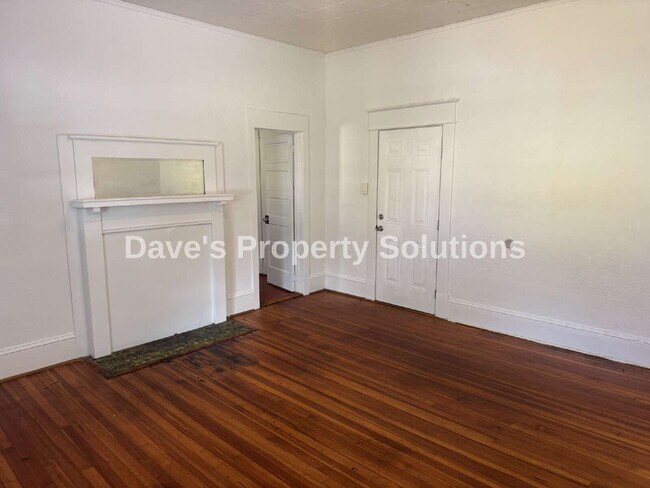 Foto del edificio - Spacious & Refreshed 1 Bed, 1 Bath Duplex | High Ceilings & Ample Parking!