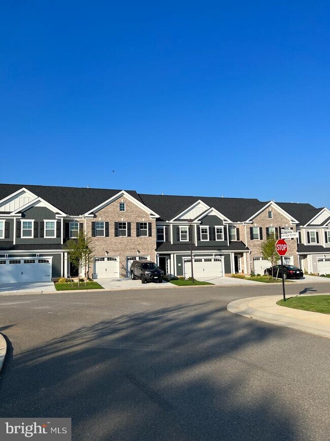 Building Photo - 8145 Carriage Homes Dr