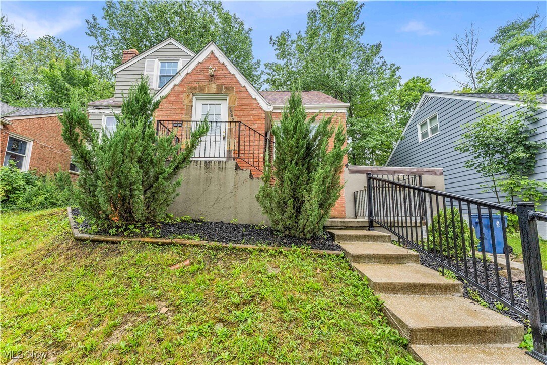 3528 Meadowbrook Blvd Cleveland Heights, OH 44118 – photo 1