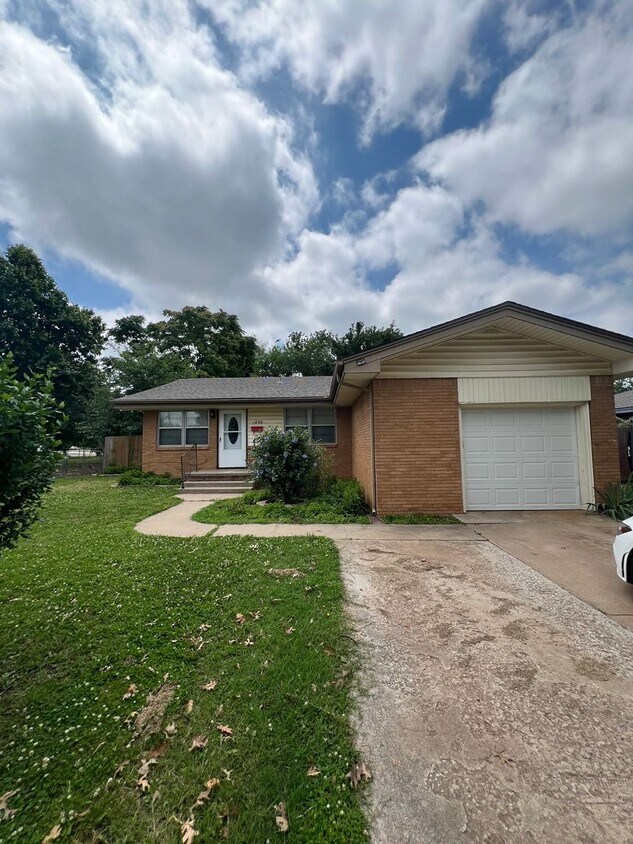 Primary Photo - Must see 3 bed, 2 bath home near Downtown ...