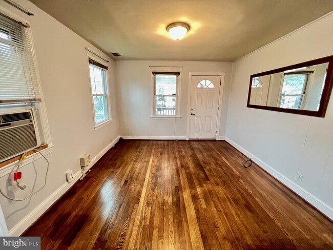 Foto del edificio - 3712 Lawrence Ave