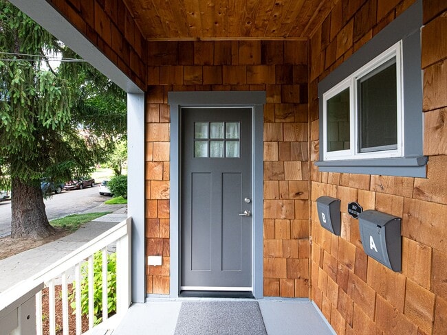 Building Photo - Charming, remodeled 1-bdrm/1-bath vintage ...