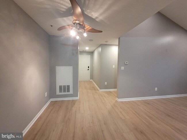 Building Photo - 8921 Town Center Cir