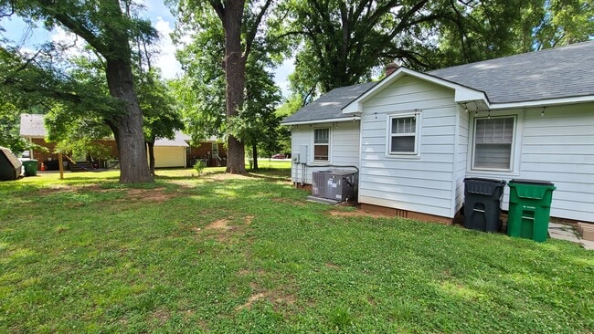 Building Photo - 6319 Tuckaseegee Rd