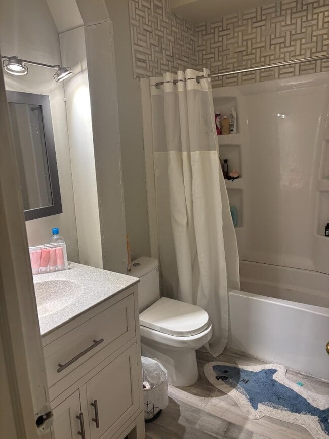 Building Photo - 111 E 6th St