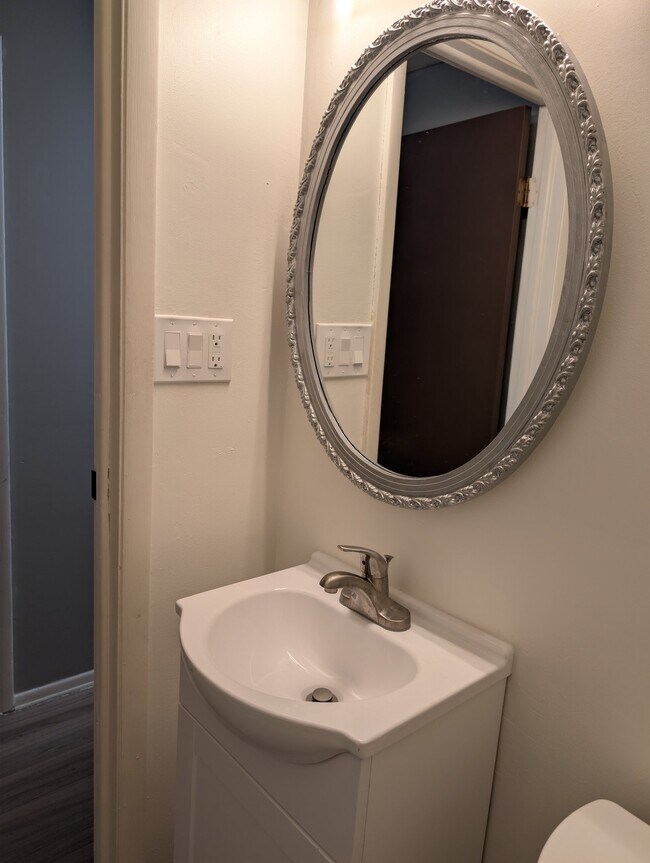 Foto del edificio - 531 Hunters Path Rd