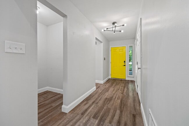 Building Photo - "Charming 4-Bedroom Haven in Charlotte's Heart with Spacious 2271 sq ft Living!"