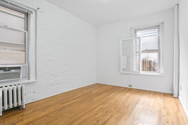 Building Photo - One Bedroom Apartment: Ripe for Rent..