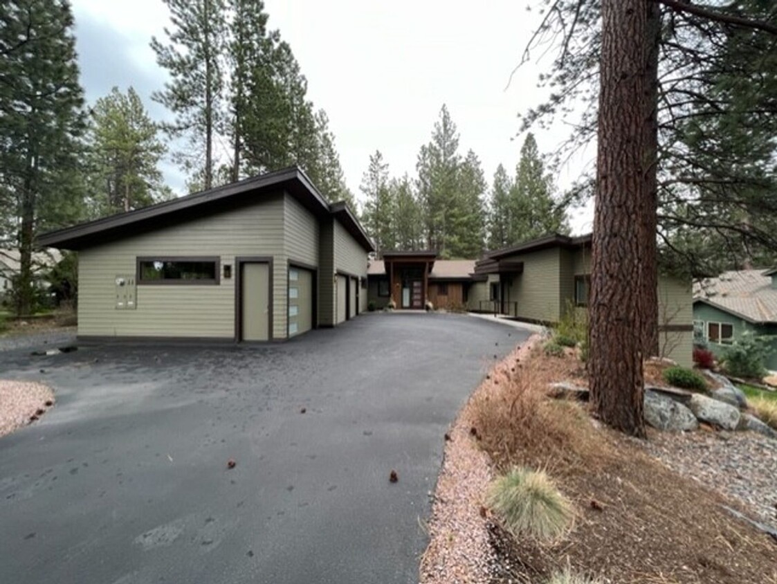 Primary Photo - Widgi Creek home on golf course in gated c...