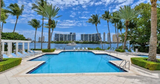 Foto del edificio - 3105 NE 184th St