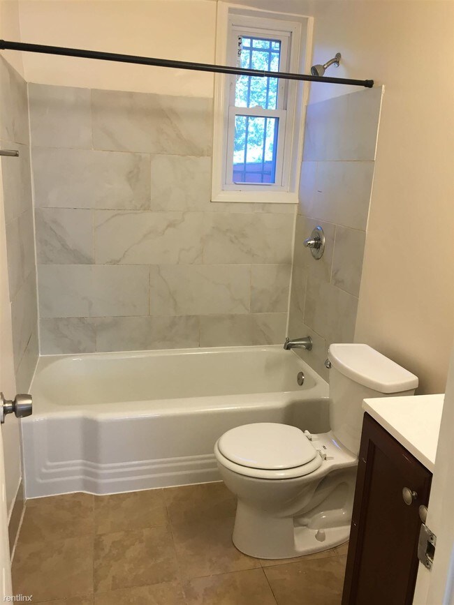 Building Photo - 2 br, 1 bath Condo - 400 Xenia St SE Apt 1