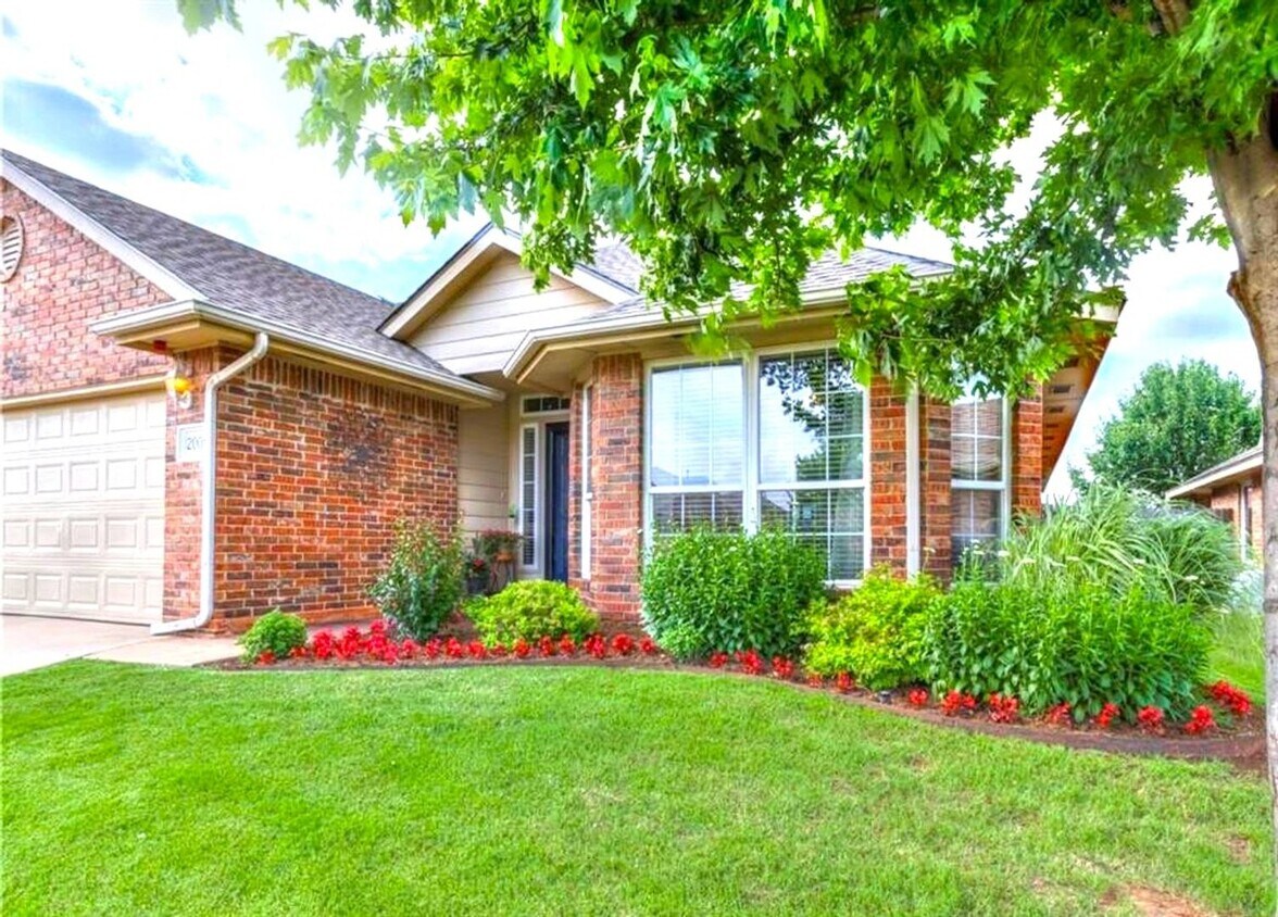 Foto principal - Gated 3 Bed 2 Bath 2 Car home of The Villa...