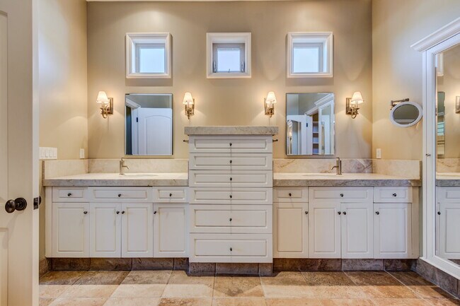 Foto del edificio - Timeless Design Meets Modern Coastal Elegance