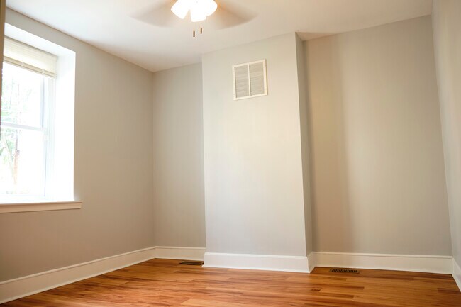 Sala de estar con 2 ventanas - 201 Locust St